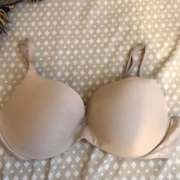 Nude VS bra. - Picture 1 of 3